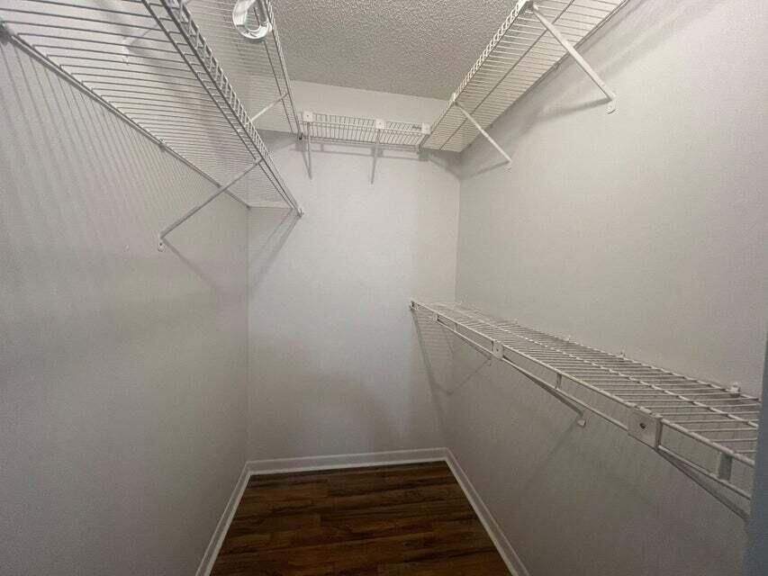 Activo con contrato: $385,000 (4 camas, 2 baños, 1605 Pies cuadrados)