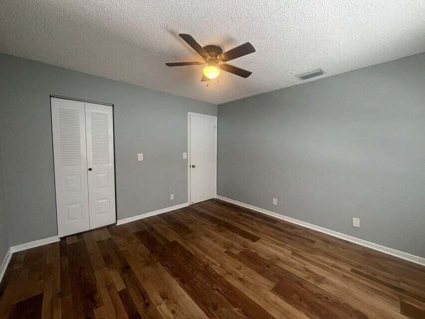 Activo con contrato: $385,000 (4 camas, 2 baños, 1605 Pies cuadrados)