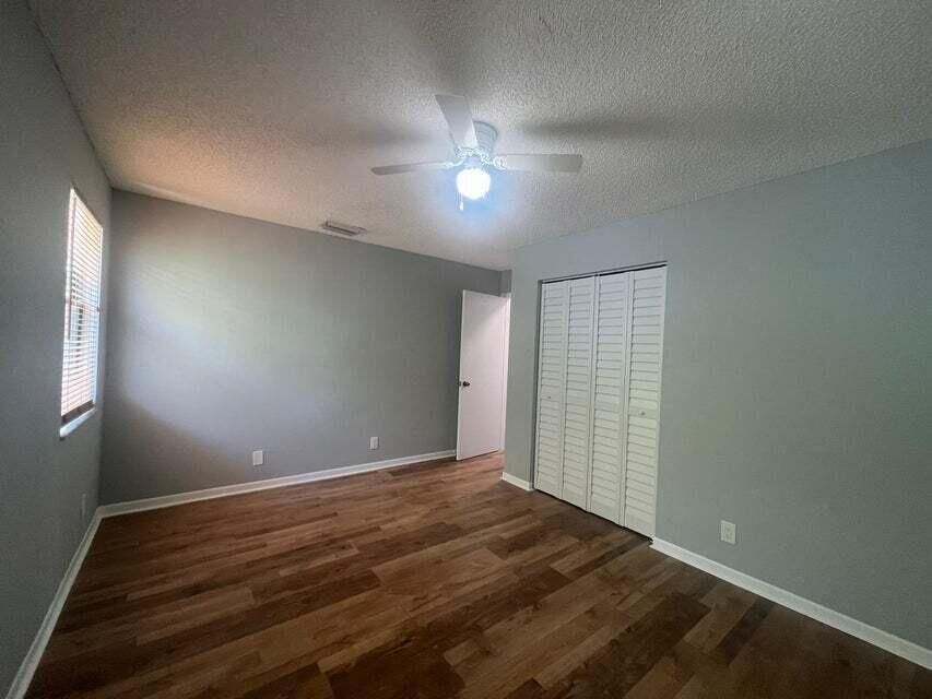 Activo con contrato: $385,000 (4 camas, 2 baños, 1605 Pies cuadrados)