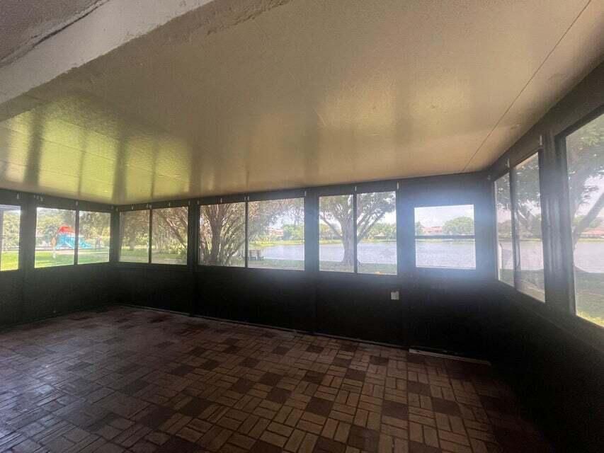 Activo con contrato: $385,000 (4 camas, 2 baños, 1605 Pies cuadrados)