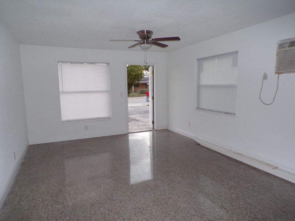 В аренду: $2,100 (3 спален, 1 ванн, 1000 Квадратных фут)