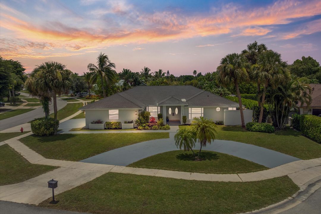 合同活跃: $729,000 (4 贝兹, 2 浴室, 2388 平方英尺)