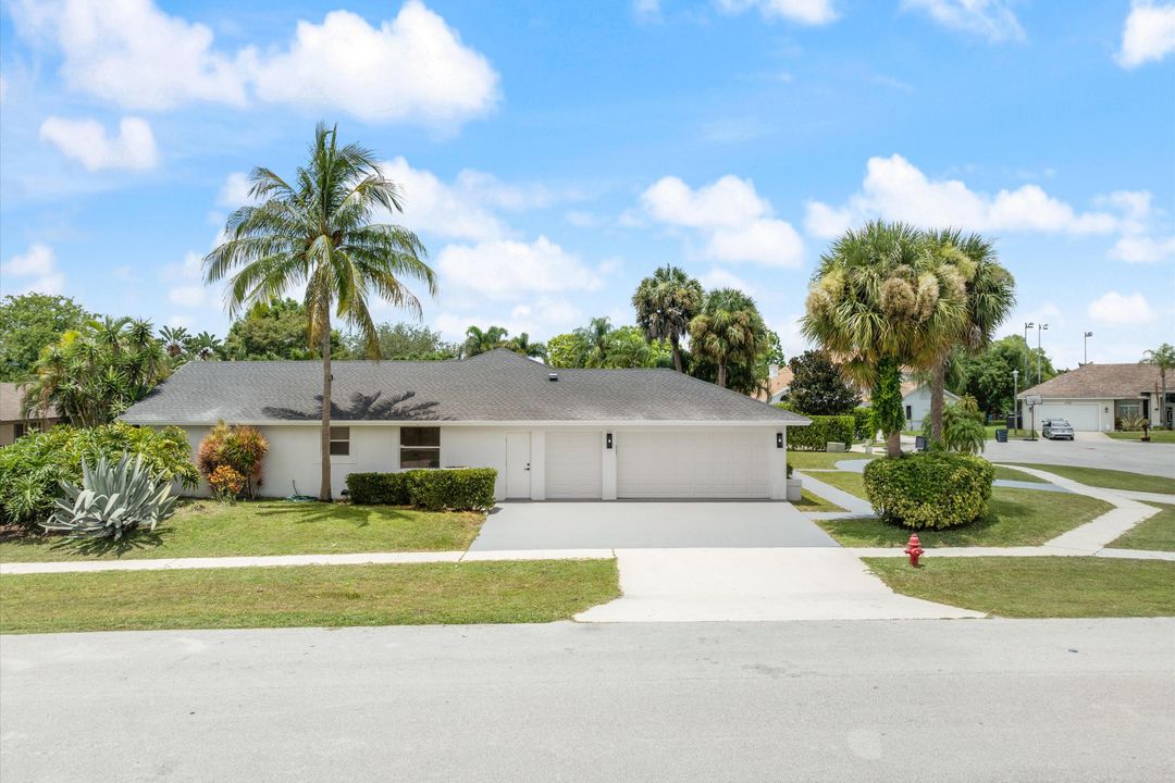 合同活跃: $729,000 (4 贝兹, 2 浴室, 2388 平方英尺)