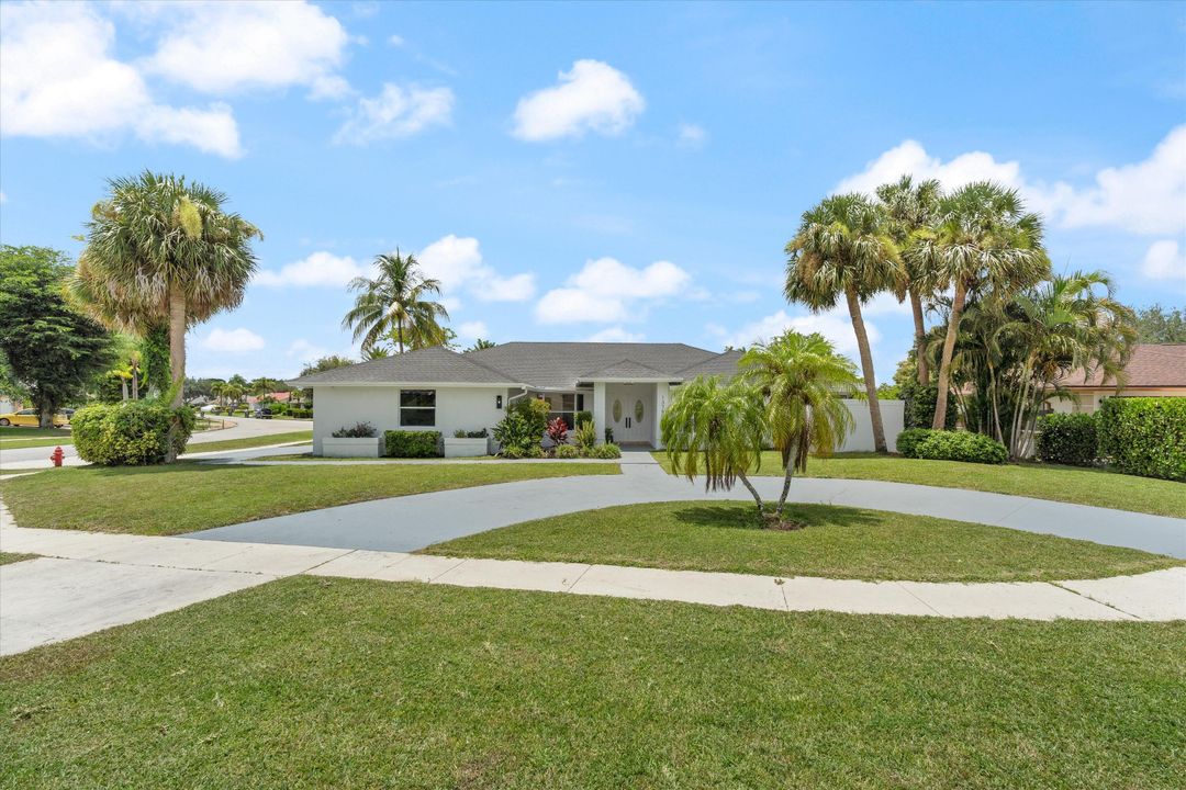 合同活跃: $729,000 (4 贝兹, 2 浴室, 2388 平方英尺)