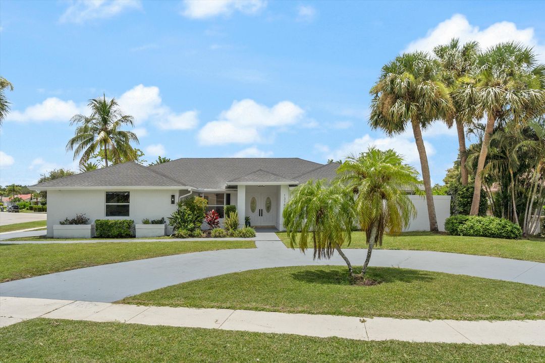 合同活跃: $729,000 (4 贝兹, 2 浴室, 2388 平方英尺)