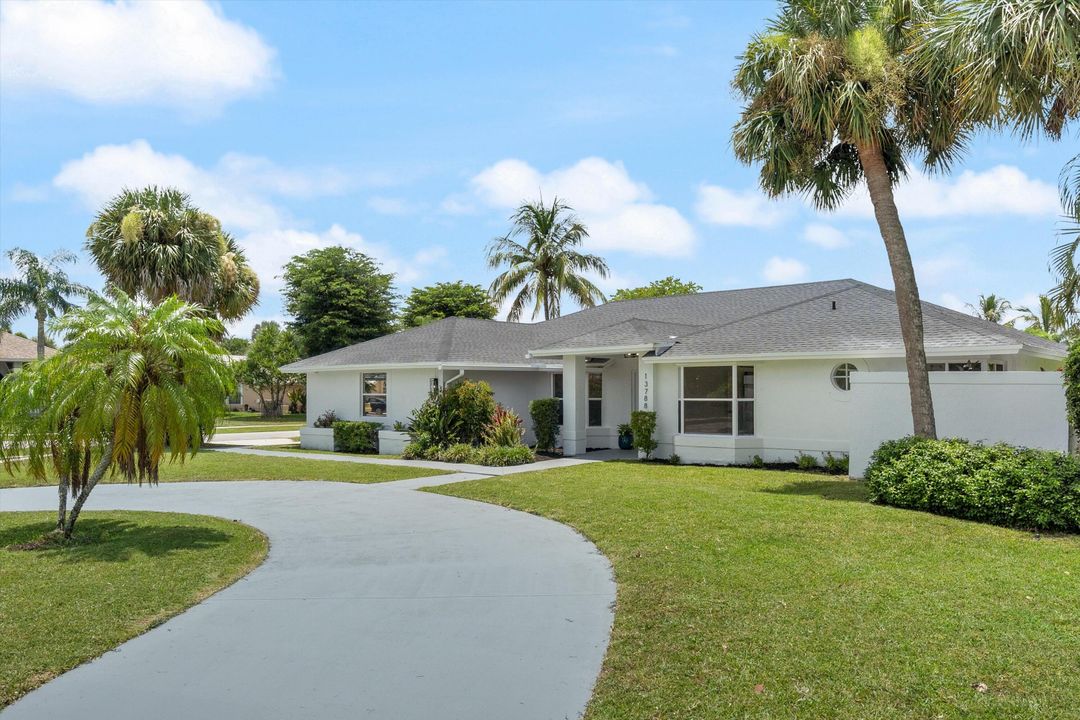 合同活跃: $729,000 (4 贝兹, 2 浴室, 2388 平方英尺)