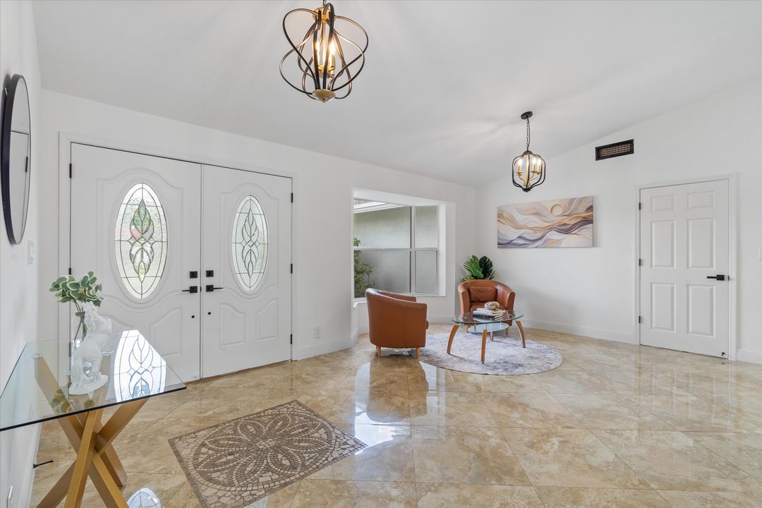 合同活跃: $729,000 (4 贝兹, 2 浴室, 2388 平方英尺)