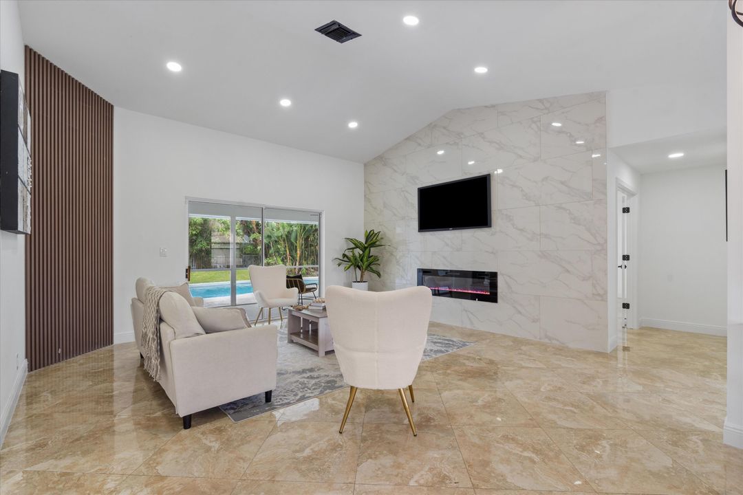 合同活跃: $729,000 (4 贝兹, 2 浴室, 2388 平方英尺)