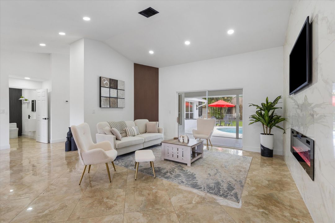 合同活跃: $729,000 (4 贝兹, 2 浴室, 2388 平方英尺)