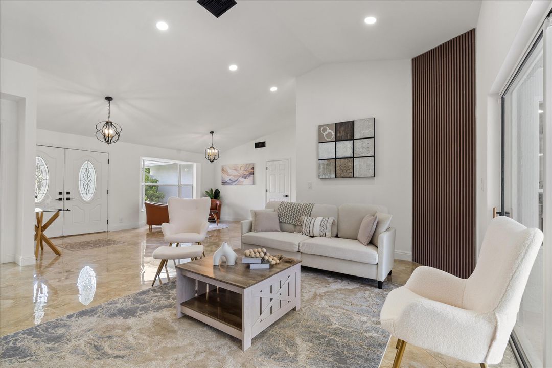 合同活跃: $729,000 (4 贝兹, 2 浴室, 2388 平方英尺)