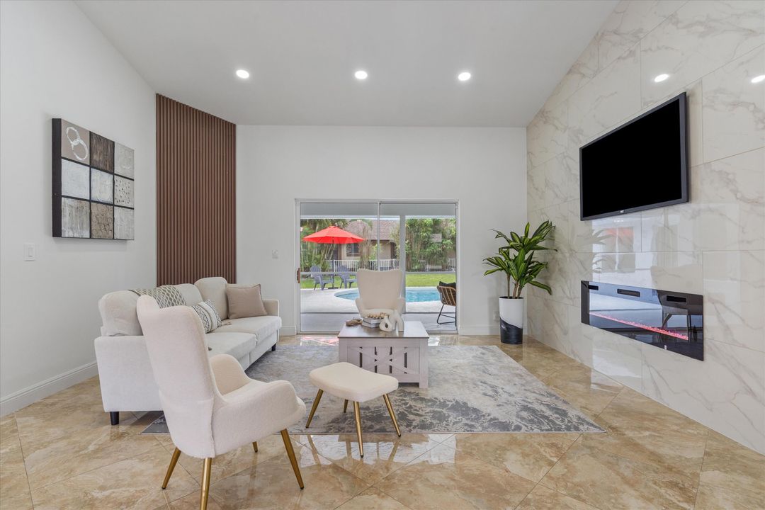 合同活跃: $729,000 (4 贝兹, 2 浴室, 2388 平方英尺)