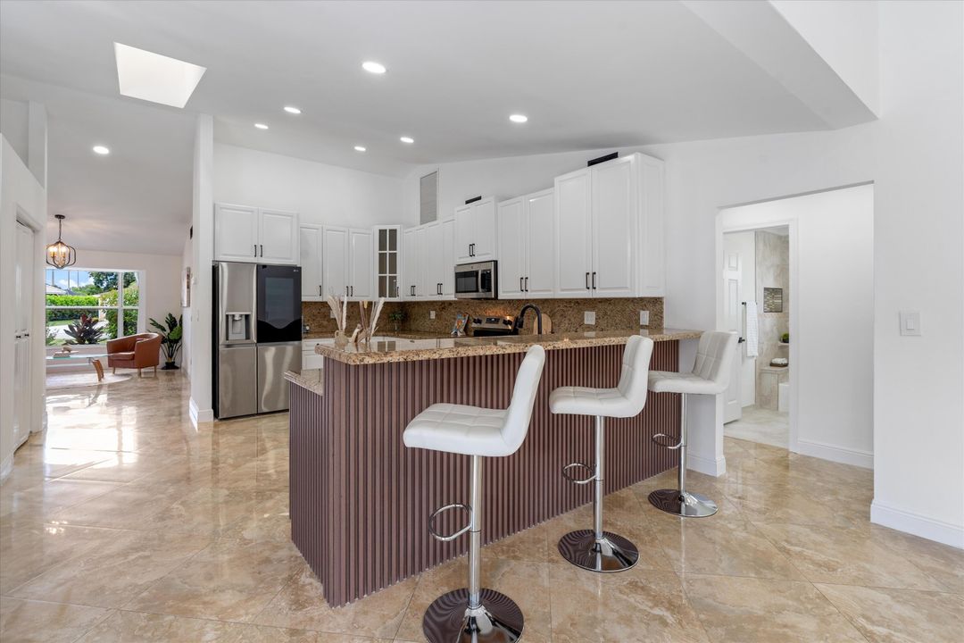 合同活跃: $729,000 (4 贝兹, 2 浴室, 2388 平方英尺)