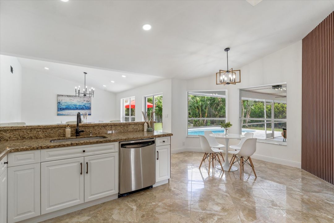 合同活跃: $729,000 (4 贝兹, 2 浴室, 2388 平方英尺)