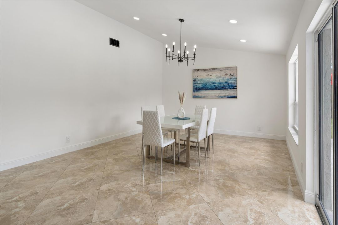 合同活跃: $729,000 (4 贝兹, 2 浴室, 2388 平方英尺)