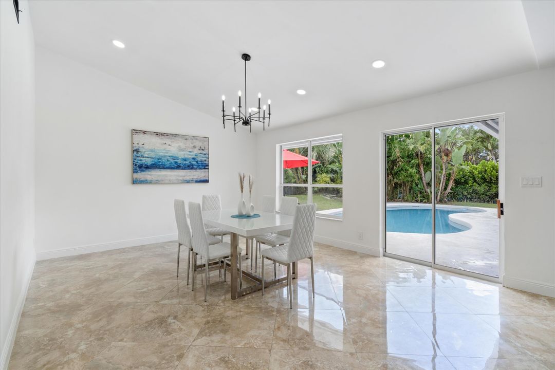 合同活跃: $729,000 (4 贝兹, 2 浴室, 2388 平方英尺)