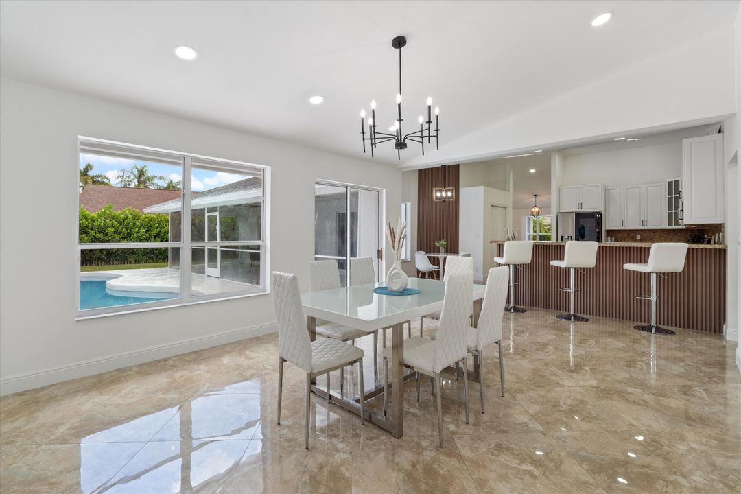 合同活跃: $729,000 (4 贝兹, 2 浴室, 2388 平方英尺)