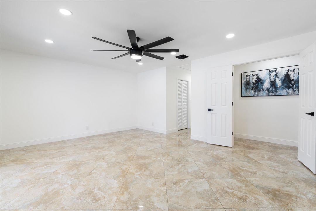 合同活跃: $729,000 (4 贝兹, 2 浴室, 2388 平方英尺)