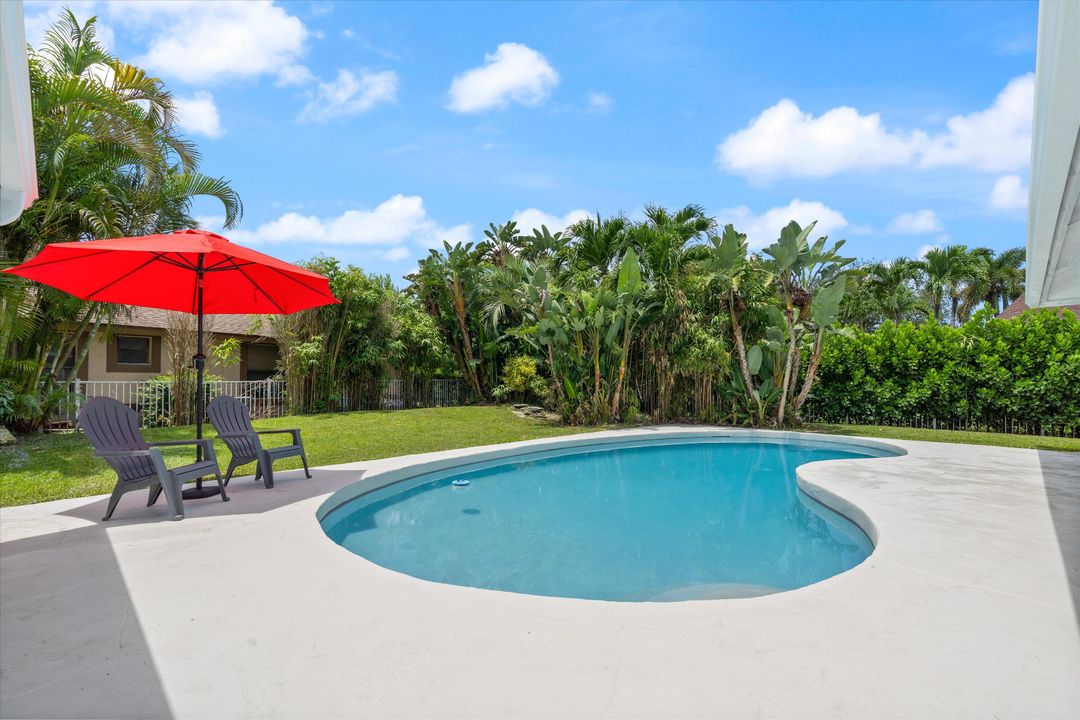 合同活跃: $729,000 (4 贝兹, 2 浴室, 2388 平方英尺)