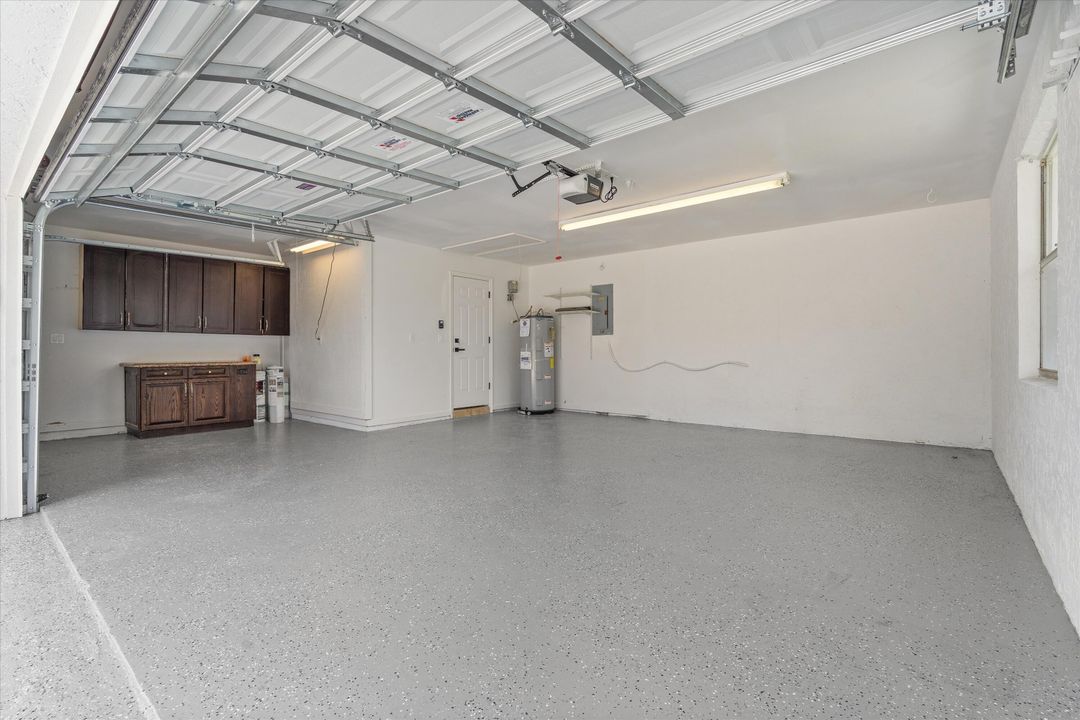 合同活跃: $729,000 (4 贝兹, 2 浴室, 2388 平方英尺)