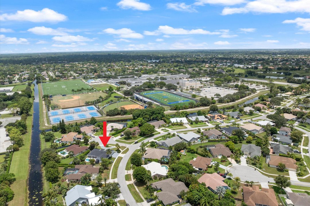 合同活跃: $729,000 (4 贝兹, 2 浴室, 2388 平方英尺)