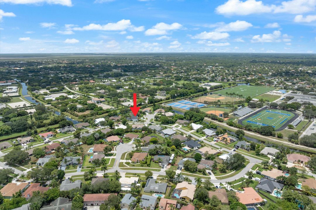 合同活跃: $729,000 (4 贝兹, 2 浴室, 2388 平方英尺)