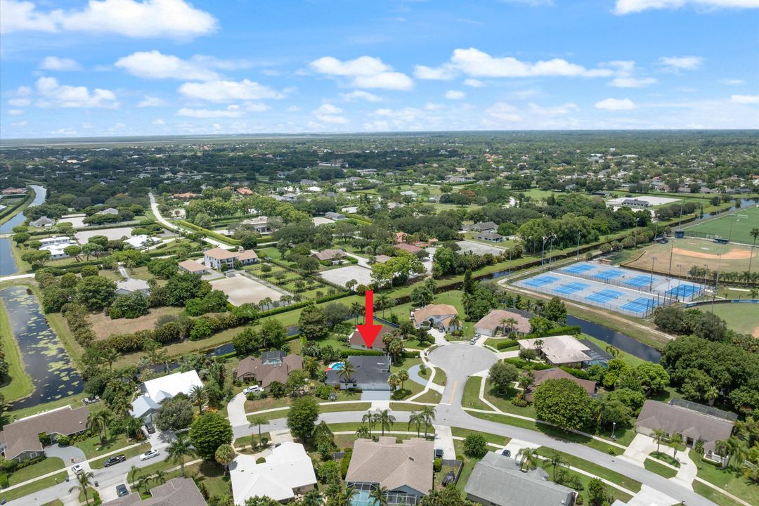 合同活跃: $729,000 (4 贝兹, 2 浴室, 2388 平方英尺)