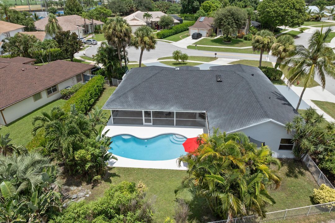 合同活跃: $729,000 (4 贝兹, 2 浴室, 2388 平方英尺)