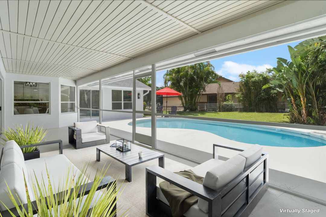 合同活跃: $729,000 (4 贝兹, 2 浴室, 2388 平方英尺)