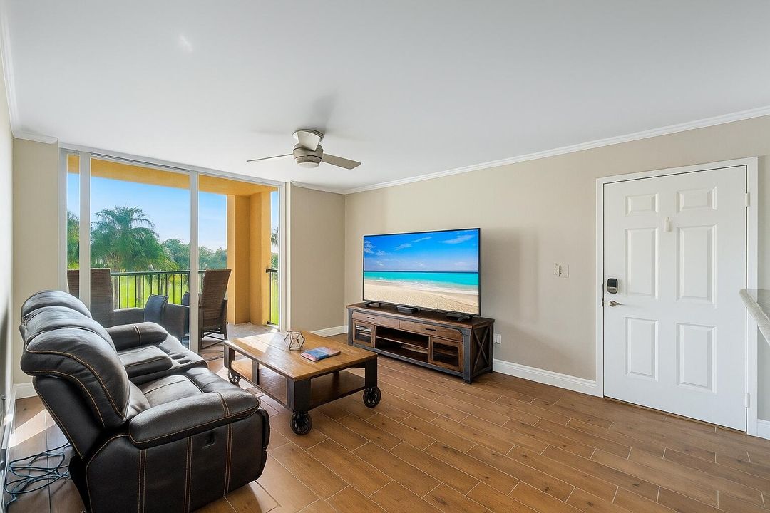 出租: $2,600 (2 贝兹, 1 浴室, 917 平方英尺)