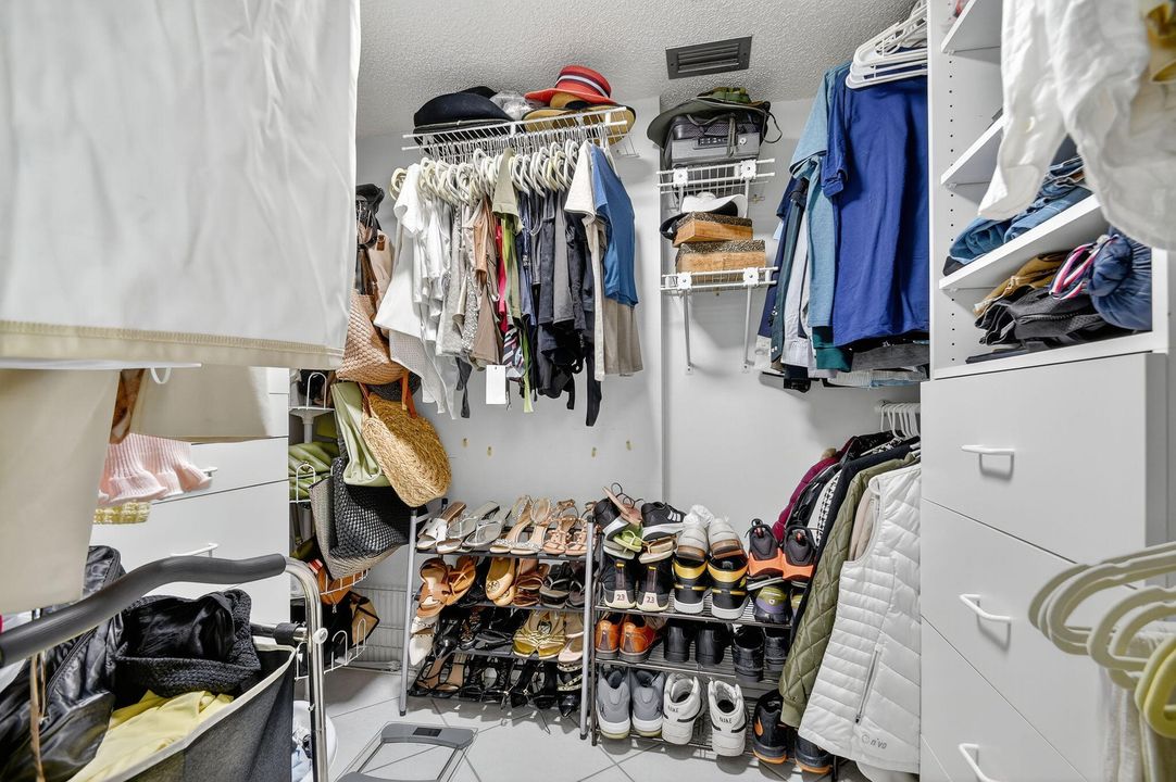 На продажу: $320,000 (2 спален, 2 ванн, 1200 Квадратных фут)