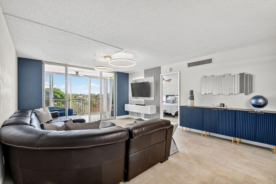 На продажу: $320,000 (2 спален, 2 ванн, 1200 Квадратных фут)