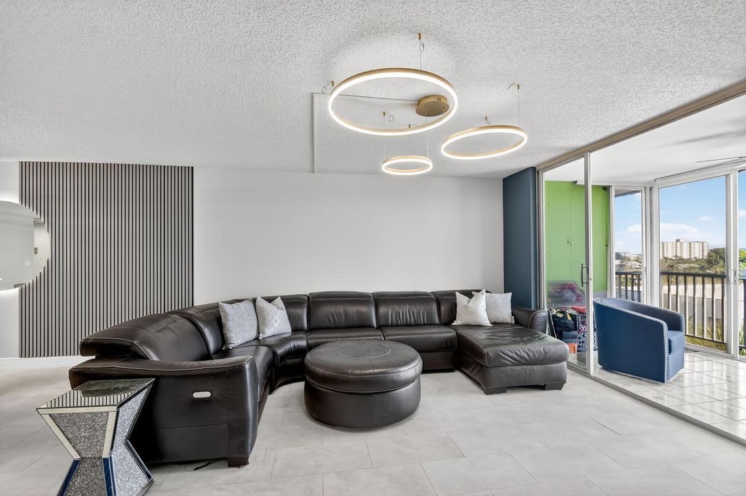 На продажу: $320,000 (2 спален, 2 ванн, 1200 Квадратных фут)