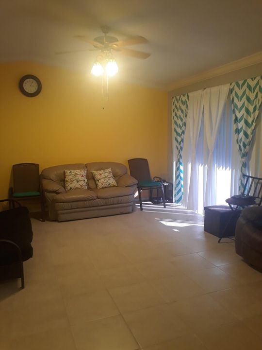 待售: $270,000 (2 贝兹, 2 浴室, 950 平方英尺)