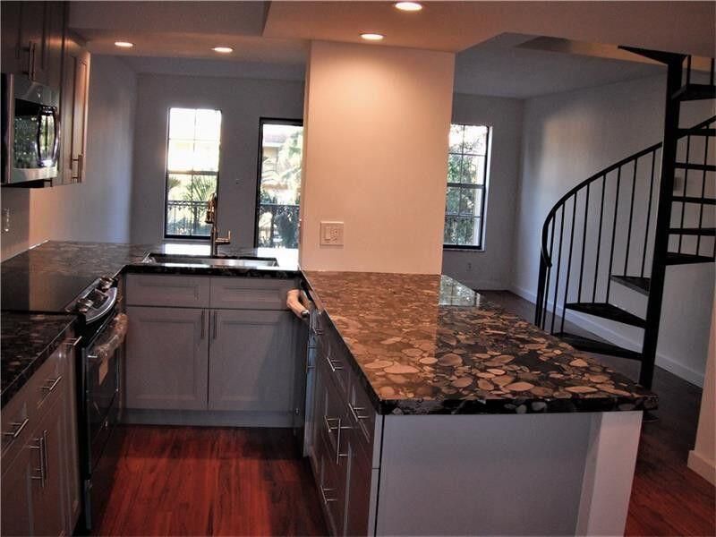 For Rent: $2,400 (2 beds, 1 baths, 1056 Square Feet)