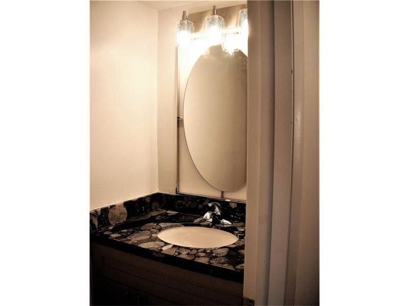 For Rent: $2,400 (2 beds, 1 baths, 1056 Square Feet)