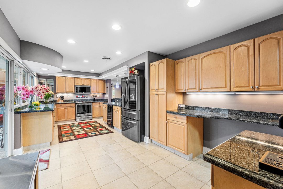 合同活跃: $975,000 (4 贝兹, 3 浴室, 1951 平方英尺)