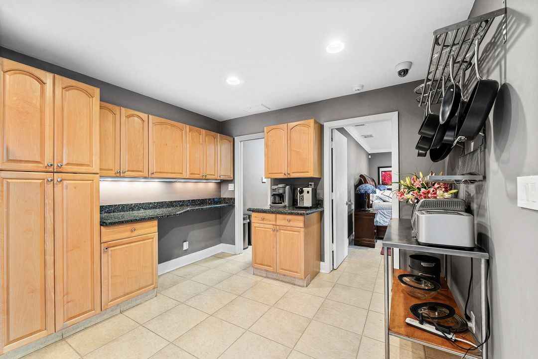 合同活跃: $975,000 (4 贝兹, 3 浴室, 1951 平方英尺)