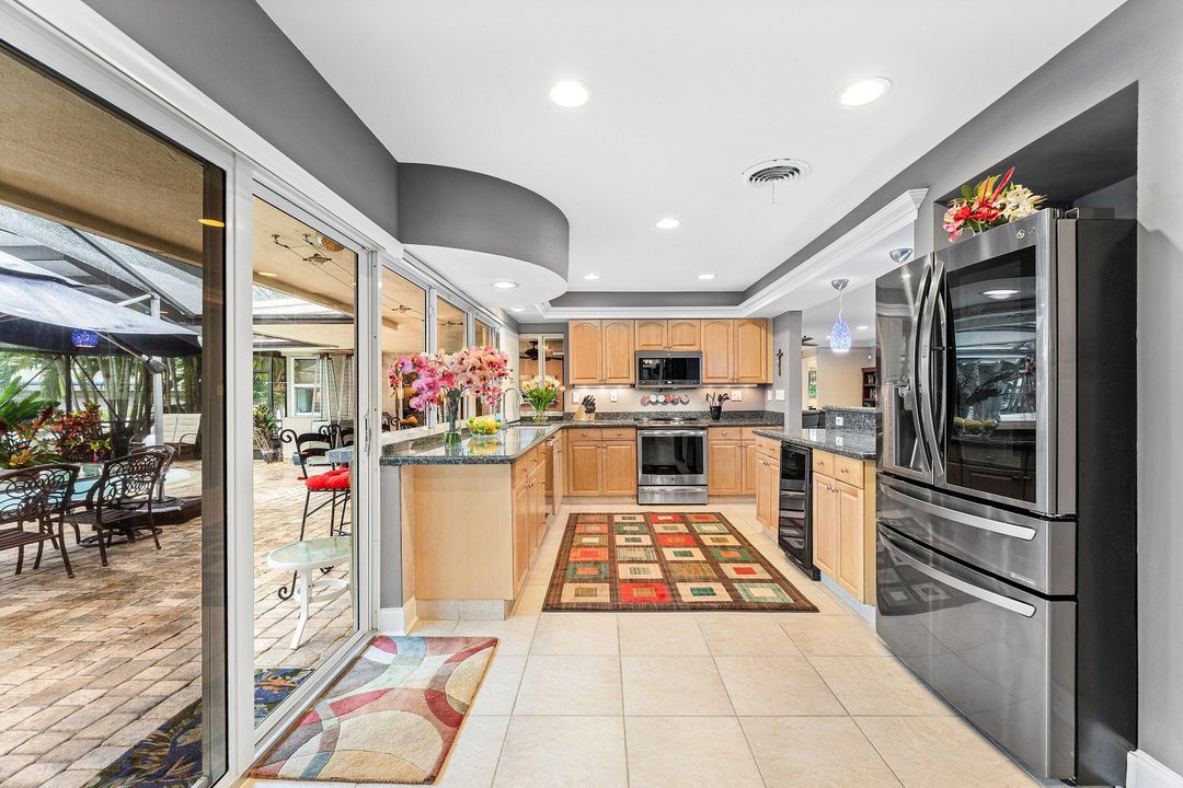 合同活跃: $975,000 (4 贝兹, 3 浴室, 1951 平方英尺)