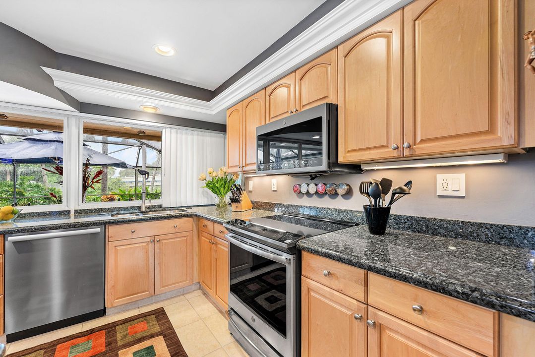 合同活跃: $975,000 (4 贝兹, 3 浴室, 1951 平方英尺)