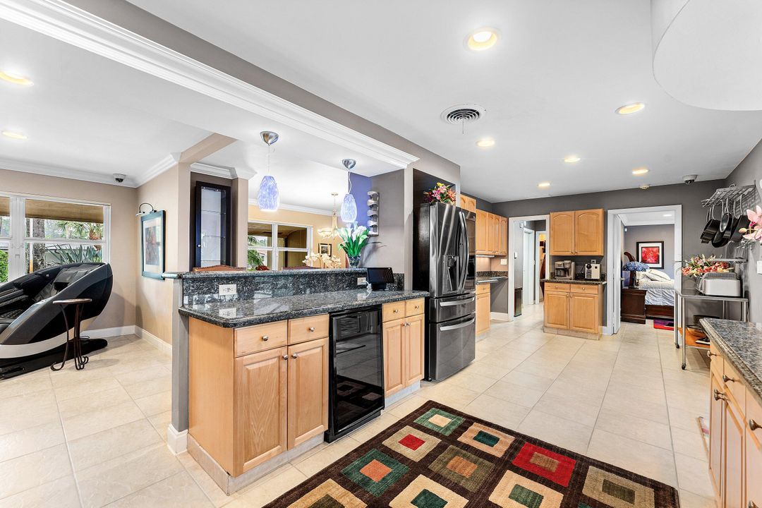 合同活跃: $975,000 (4 贝兹, 3 浴室, 1951 平方英尺)