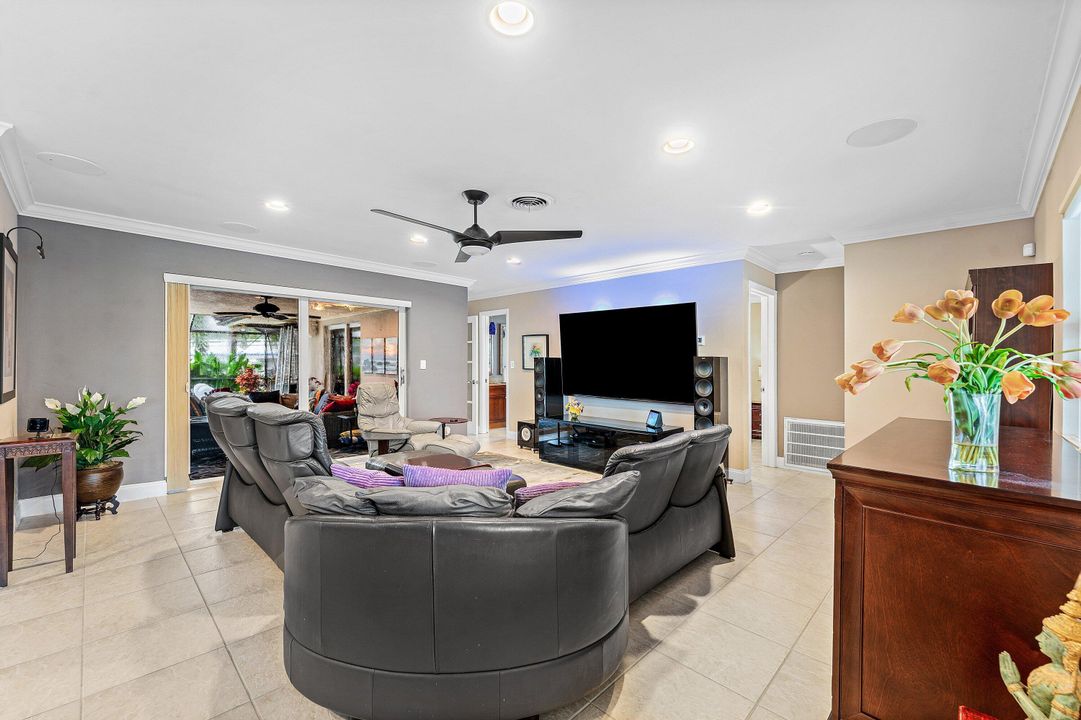 合同活跃: $975,000 (4 贝兹, 3 浴室, 1951 平方英尺)