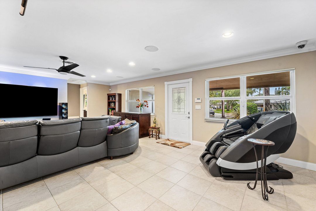 合同活跃: $975,000 (4 贝兹, 3 浴室, 1951 平方英尺)