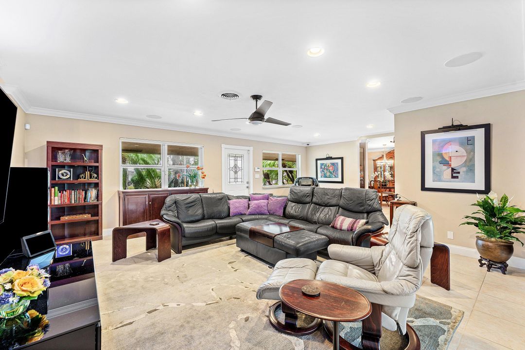 合同活跃: $975,000 (4 贝兹, 3 浴室, 1951 平方英尺)