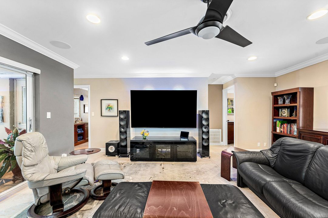 合同活跃: $975,000 (4 贝兹, 3 浴室, 1951 平方英尺)