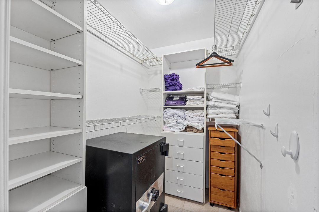 合同活跃: $975,000 (4 贝兹, 3 浴室, 1951 平方英尺)