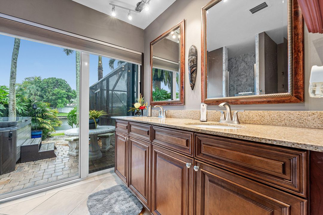 合同活跃: $975,000 (4 贝兹, 3 浴室, 1951 平方英尺)