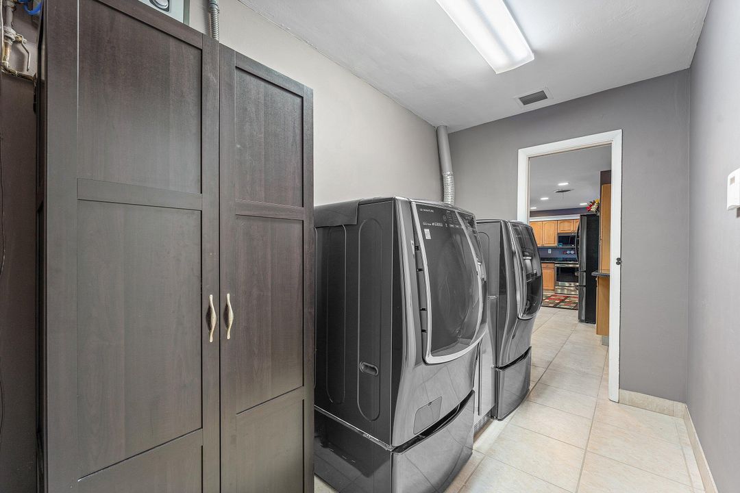 合同活跃: $975,000 (4 贝兹, 3 浴室, 1951 平方英尺)