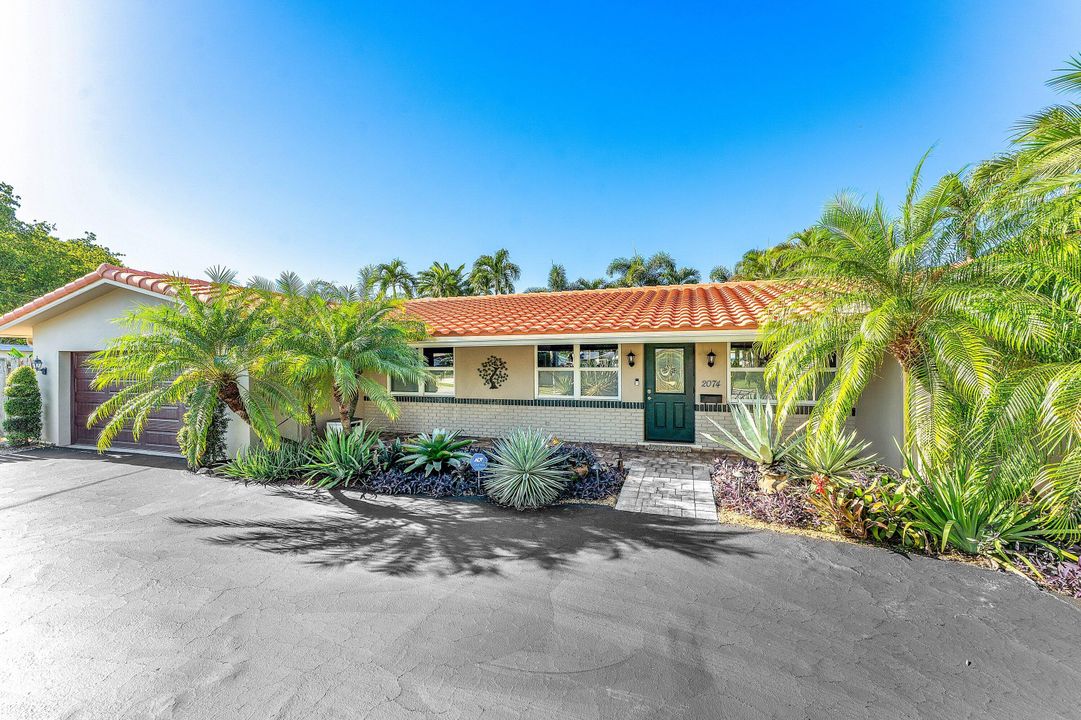 合同活跃: $975,000 (4 贝兹, 3 浴室, 1951 平方英尺)