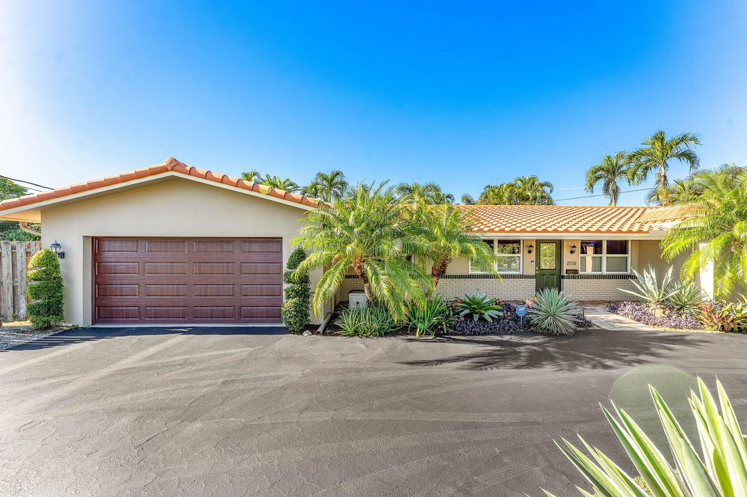 合同活跃: $975,000 (4 贝兹, 3 浴室, 1951 平方英尺)