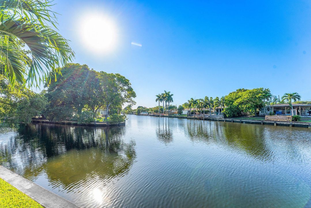 合同活跃: $975,000 (4 贝兹, 3 浴室, 1951 平方英尺)